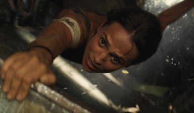 кадр из фильма Tomb Raider: Лара Крофт